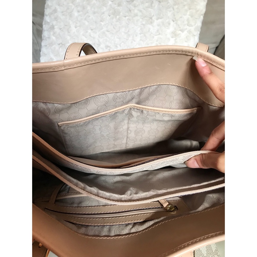 Michael Kors Jet Set Vanilla Multifunction Tote - Picture 5 of 7